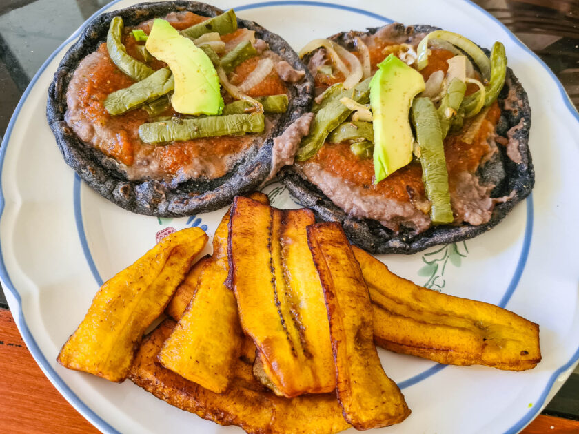 Panuchos mit frittierten Kochbananen